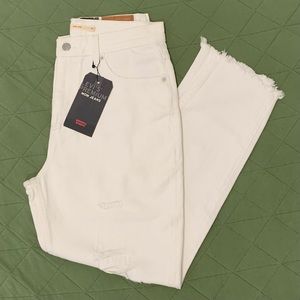NWT Levi’s Premium White Mom Jean Size 30